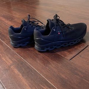 ON tennis shoes - CLOUDSTRATUS